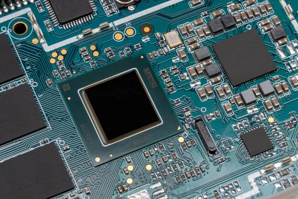 Elektronik bilgisayar panosunun detayları. Çip seti, mikroçip ve SMD bileşenleriyle elektronik devre kartının yakın plan görüntüsü