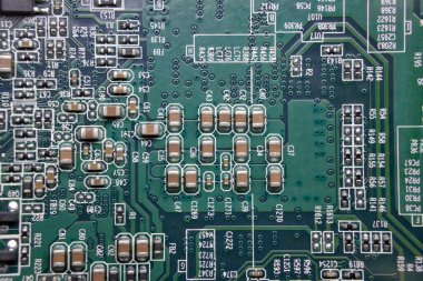 Elektronik panonun detayları. Elektronik devre kartının SMD bileşenlerini kapat