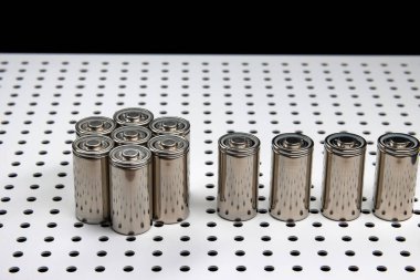 Yeni modern lityum iyonlu bataryalar ve artan kapasite. Laboratuvar masasındaki yeni pillerin prototipi..