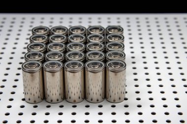 Yeni modern Li-polimer piller ve artan kapasite. Laboratuvar masasındaki yeni pillerin prototipi..