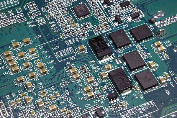 電子基板の詳細 Smdコンポーネント マイクロ回路およびチップを備えた電子回路基板のクローズアップ ロイヤリティフリーのストック写真
