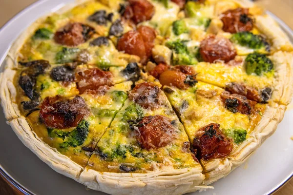 İştah açıcı, fırında pişmiş Lauren turtasının yakın plan resmi.