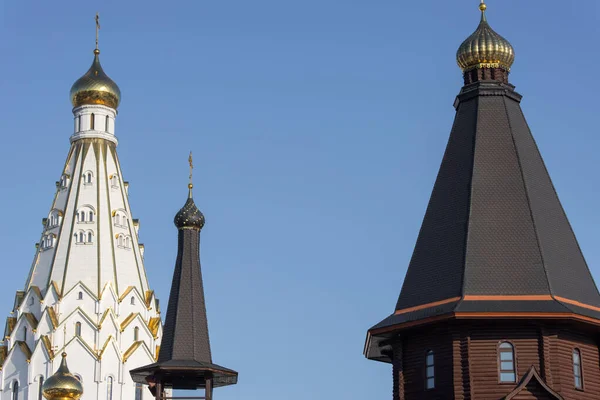 Vysoké Kuželové Střechy Křesťanského Ortodoxního Kostela Zlacenými Kopulemi Kříži Proti — Stock fotografie