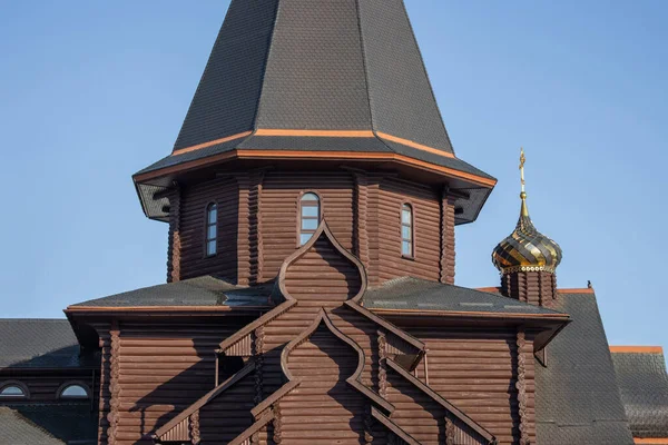 Alte Christliche Holzkirche Mit Vergoldeter Kuppel Und Kreuz — Stockfoto