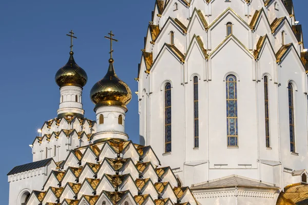 Außenansicht Einer Großen Weißen Christlichen Kirche Mit Viel Vergoldung Kuppeln — Stockfoto