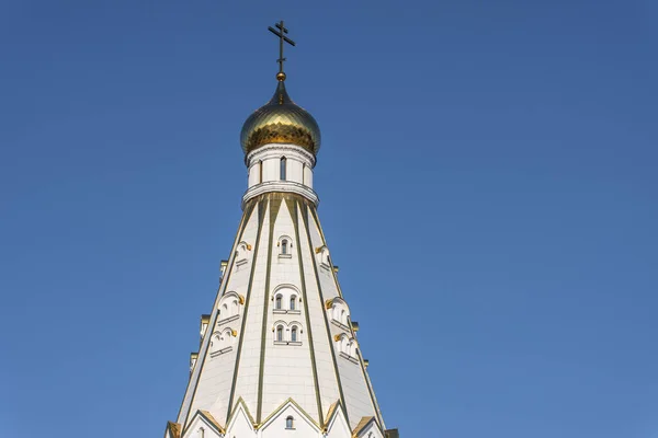 Vysoká Klenutá Střecha Křesťanského Kostela Zlacenou Kupolí Křížem Proti Modré — Stock fotografie