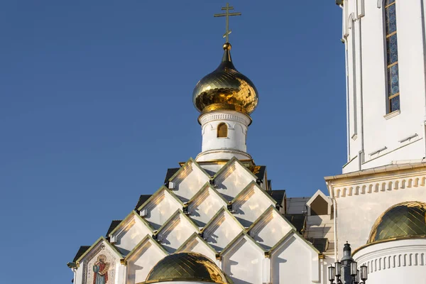 Außenansicht Einer Großen Weißen Christlichen Kirche Mit Viel Vergoldung Einer — Stockfoto