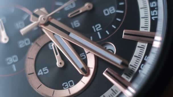 Extremele close-up video lusso orologio svizzero d'oro, lancette dei secondi e dei minuti in movimento, flusso di tempo, messa a fuoco selettiva — Video Stock