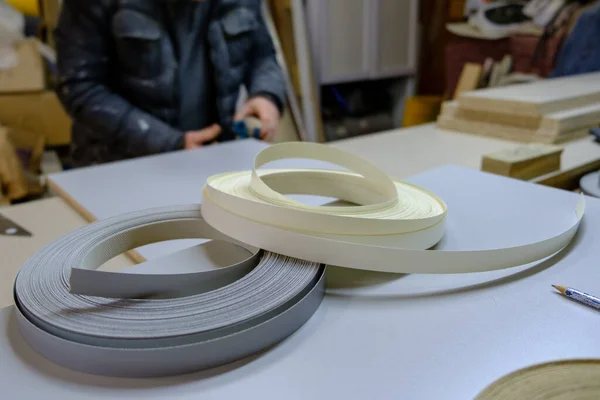 Mobilyaları bitirmek için iki rulo melamin kenarı, el yapımı mobilya üretimi, seçici odaklanma