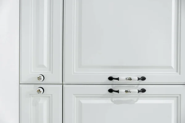 Detalle de primer plano del gabinete blanco vintage, asas de cerámica originales, enfoque selectivo, espacio de copia — Foto de Stock