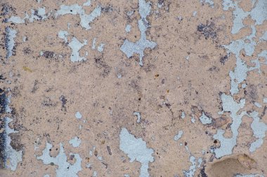 Duvarda çatlaklar olan eski bej boya arka plan, doku, seçici odak noktası