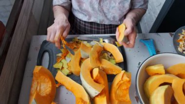 Yaşlı kadın keser ve haplar sarı balkabağı, kabağı çorbası, emeklilik hayatı, seçici odaklanma