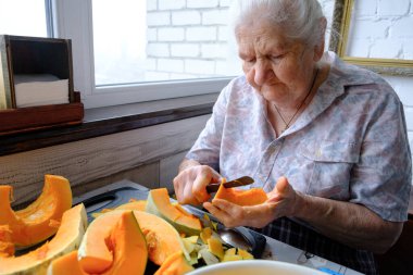 Yaşlı kadın keser ve haplar sarı balkabağı, kabağı çorbası, emeklilik hayatı, seçici odaklanma