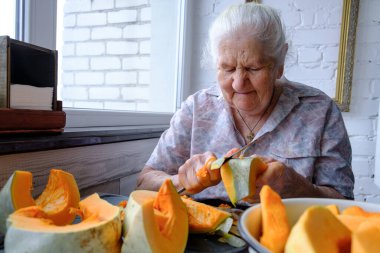 Yaşlı kadın keser ve haplar sarı balkabağı, kabağı çorbası, emeklilik hayatı, seçici odaklanma