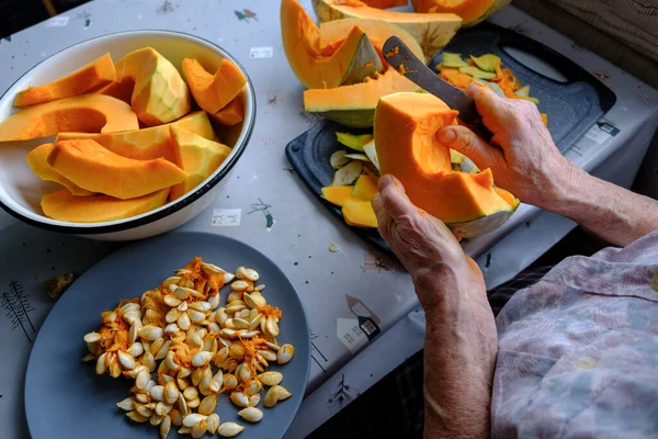 Cortes y pastillas para ancianas calabaza amarilla, sopa de calabaza para cocinar, vida de jubilación, enfoque selectivo Fotos de stock