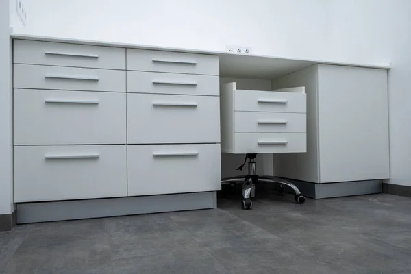 Sidovy modernt och elegant kök med vita lådor och skåp, svart marmor bänkskiva och inbyggd handfat med silverkran — Stockfoto