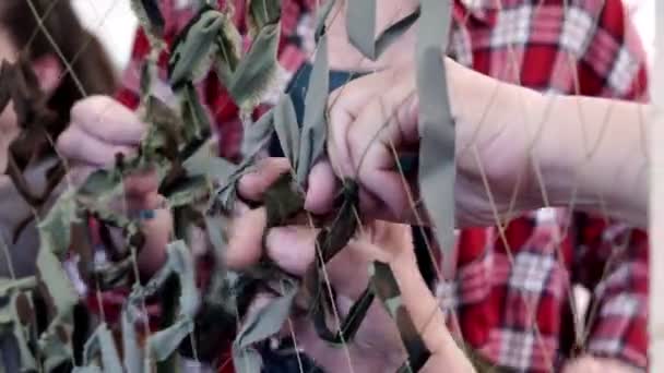 Mãos Das Mulheres Tecendo Rede Camuflagem Para Exército Voluntário Fazer — Vídeo de Stock