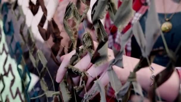 Frauenhände Weben Tarnnetz Für Die Armee Freiwillige Machen Tarnschutz Für — Stockvideo