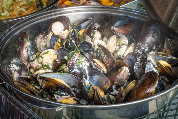 Cooked muscles and clams