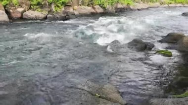 Sabit su akışı. Nehirlerde rafting. Nehir suyunun güzel manzarası