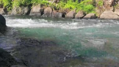 Sabit su akışı. Nehirlerde rafting. Nehir suyunun güzel manzarası