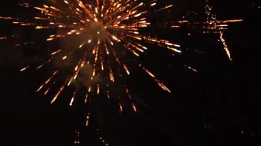 Havai fişekler patlamaları selamlıyor. Yavaş çekim
