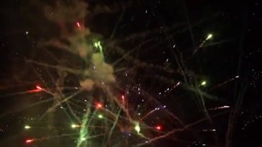 Havai fişekler patlamaları selamlıyor. Yavaş çekim