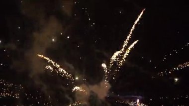 Havai fişekler patlamaları selamlıyor. Yavaş çekim