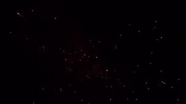 Havai fişekler patlamaları selamlıyor. Yavaş çekim