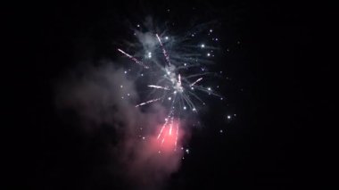Havai fişekler patlamaları selamlıyor. Yavaş çekim