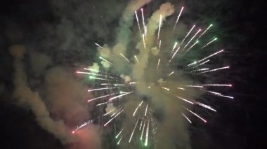 Havai fişekler patlamaları selamlıyor. Yavaş çekim