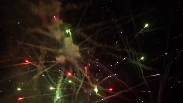 Les feux d'artifice saluent les explosions. Mouvement lent — Video