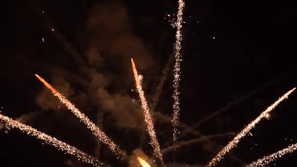 Les feux d'artifice saluent les explosions. Mouvement lent — Video