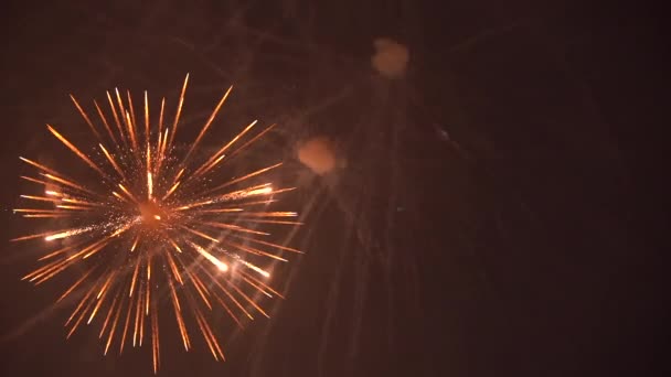 Πυροτεχνήματα χαιρετίζουν εκρήξεις. Αργή κίνηση — Αρχείο Βίντεο