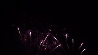 Gökyüzünde gece havai fişek patlamaları