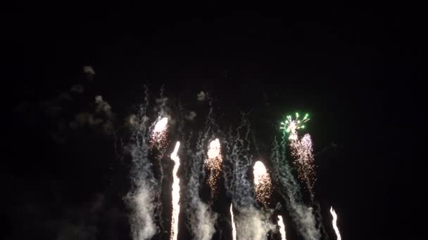 空の夜の花火の爆発 — ストック動画