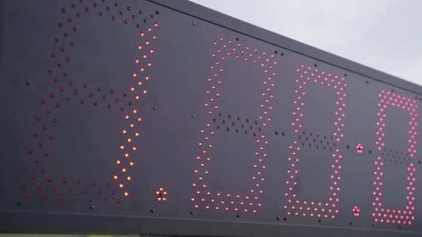 Elektronische LED-Uhr zur Stunde eingestellt — Stockvideo