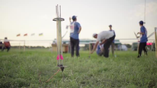 Raketenmodell vor dem Start. Zeitlupe — Stockvideo