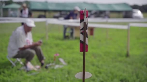 Lançar um modelo de planador de foguetes numa competição. Movimento lento — Vídeo de Stock
