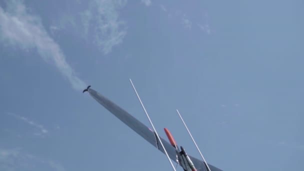 Lançar um modelo de planador de foguetes numa competição. Movimento lento — Vídeo de Stock