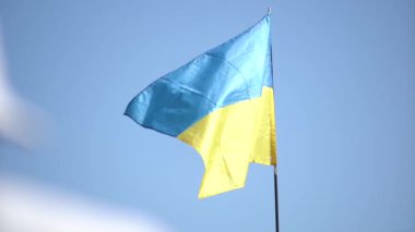 Gökyüzüne karşı Ukrayna bayrağı. Yavaş çekim