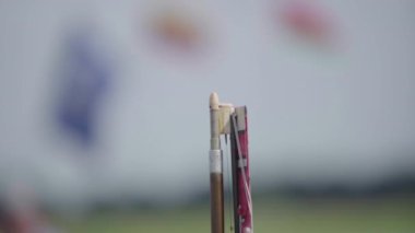 Bir yarışmada roket planörü modelini fırlatmak. Yavaş çekim