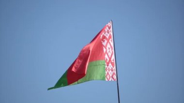 Rüzgarda savrulan Beyaz Rusya bayrağı. Yavaş çekim