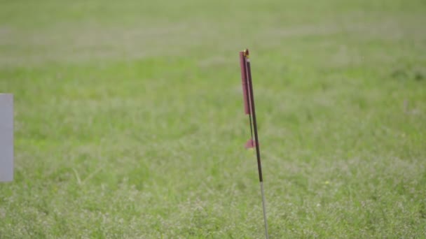 Lancering van een raketzweefvliegtuig model in een competitie. Langzame beweging — Stockvideo