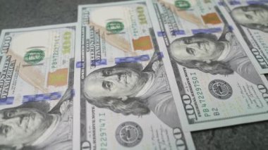 100 dolarlık banknotlar. Pürüzsüz kamera hareketi makro çekim