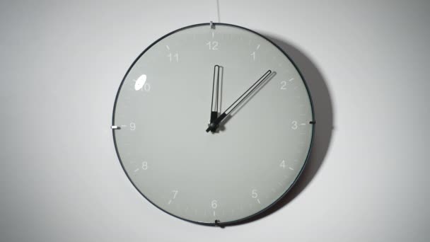 Relógio Parede Com Setas Sobre Fundo Branco Desfasamento Temporal — Vídeo de Stock