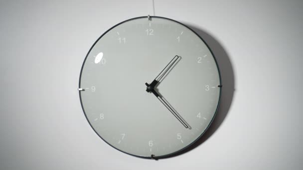 Ρολόι Τοίχου Βέλη Λευκό Φόντο Λήξη Χρόνου — Αρχείο Βίντεο
