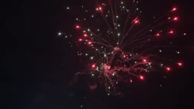 gece gökyüzünde havai fişek patlama