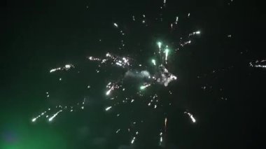gece gökyüzünde havai fişek patlama