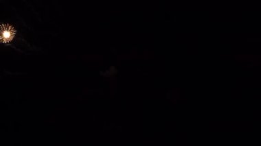 Gökyüzünde ağır çekim havai fişek patlamaları